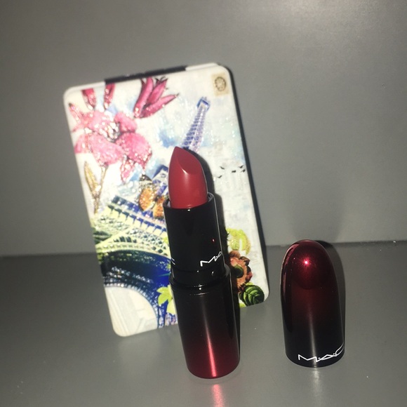 New MAC Love Me Lipstick - E For Effortless Red in Box - Picture 1 of 4